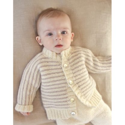 Little Darcy by DROPS Design - Baby Jakke Strikkeopskrift str. 0/1 mdr - 3/4 år