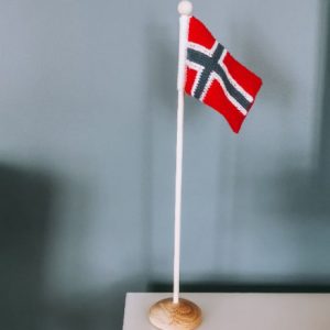 Norges Flag af Rito Krea - Flag Strikkeopskrift 14x10cm - 14x10cm