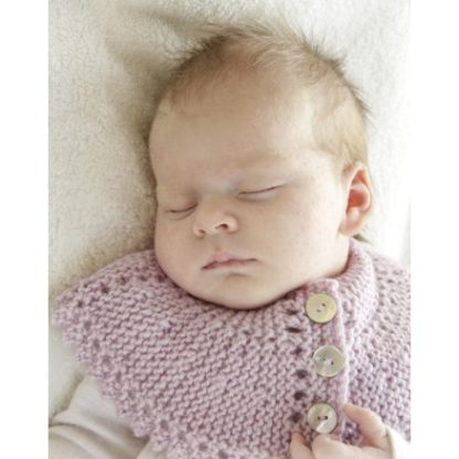 Serene by DROPS Design - Baby Halsedisse Strikkeopskrift str. 0/3 mdr  - 3/4 år