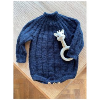 Sevenone Body af Knit by Nees  -  Garnpakke til Sevenone Body Str. 0 mdr - 1-2 år