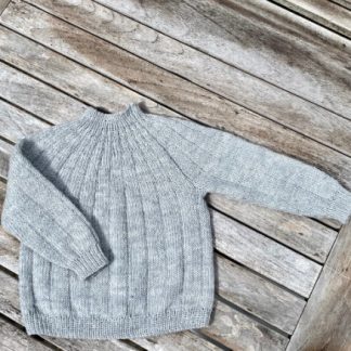 Sevenone Sweater Mini af Knit by Nees  -  Garnpakke til Sevenone Sweater - 2-3 år