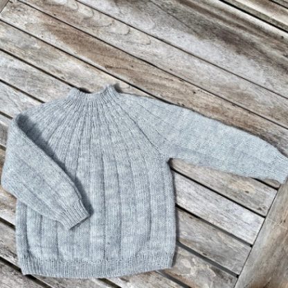 Sevenone Sweater Mini af Knit by Nees  -  Garnpakke til Sevenone Sweater - 2-3 år