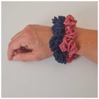 Ida Blomster Scrunchie af Rito Krea - Scrunchie Hækleopskrift - Onesize