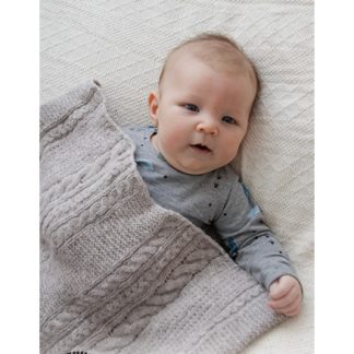 Cosy Twists by DROPS Design - Baby Tæppe Strikkeopskrift 65-80 cm - 65x80cm