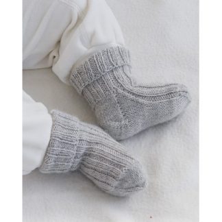 Little Pearl Socks by DROPS Design - Baby Sokker Strikkeopskrift str.  - 3/4 år